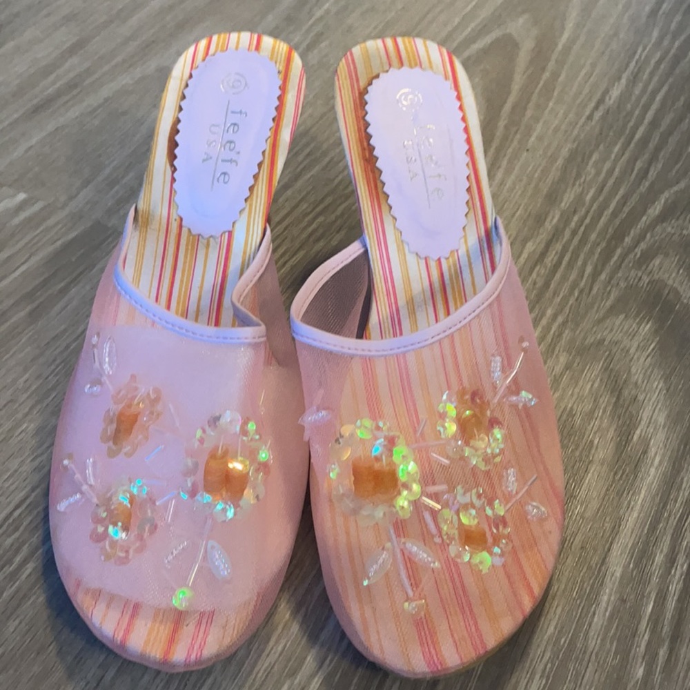 Pretty statement sandals. - Picture 3 of 5